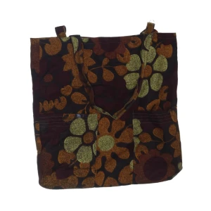 Tygväska  - Begagnad väska köpt på Sellpy. Aldrig använd av mig men den var i dåligt skick när jag köpte den med trasiga band. Men jag har sytt om dem så de fungerar, annars har väskan bara en liten fläck. Den har två ytterfack. Köpt för 180kr 