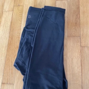 LULULEMON TIGHTS - Köpta här på Plick men passade tyvärr inte, så säljer vidare. Lululemon tights i storlek 6 motsvarar S. De är välanvända av föredetta ägare, märker är lite slitet. Lappen är klippt.