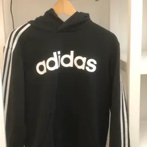 en svart adidas hoodie storlek M