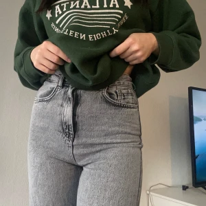 Grå jeans  - Säljer dessa jeans i storlek 34 men passar mig som brukar ha 36 i jeans. Jag är 168cm lång och byxorna når ner till marken. Nypris: 399kr