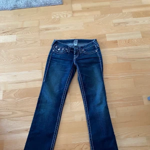 True religon jenas  - Säljer dessa snygga true religon jenasen. Säljer dessa då dem är lite stora på mig. Betalar endast med Swish. Kan posta idag💕