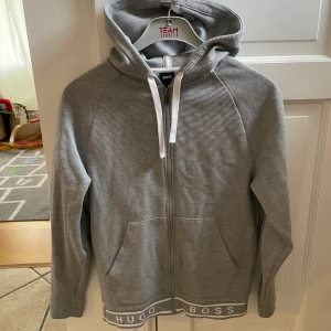 Hugo boss unik tröja!  - Stilren tröja ifrån Hugo boss! Passar till de mesta 