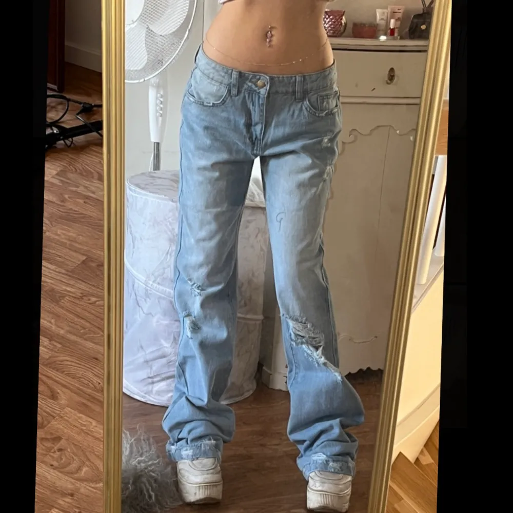 Säljer dessa nyinköpta, lågmidjade jeans med revor pga att de var lite långa o stora på mig! Kontakta mig vid frågor eller funderingar☺️. Jeans & Byxor.