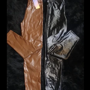 Byxor  - Köpta från SHEIN, storlek M  Säljer både för 200 vill du bara köpa en färg så är de 100kr 