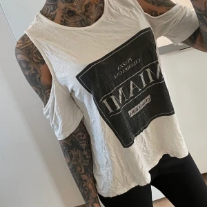 Vit T-shirt, 32/34 - T-shirt från Chiara Forthi, strl 32/34. Frakt 45kr.