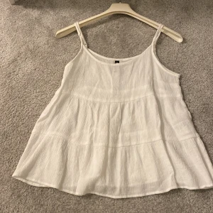 Hm linne - Superfint, nästan oanvänt linne ifrån hm. Storlek 38, men passar bra på mig med xs,s. Skriv privat för fler bilder.