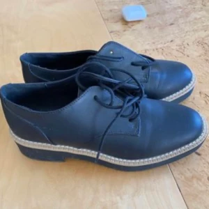 Skor 150 kr st 200 för båda - Damskor i nyskick storlek 37 150 kr paret, 200 för båda