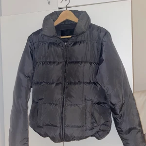 Grå puffer jacka  - Inga skador,  den är ren och fin, är varm och gosig. 