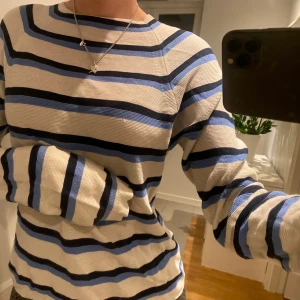 Randig långärmad tröja  - Långärmad vit, blå o svart randig tröja från samsoe samsoe❤️⭐️