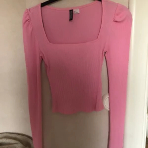 Long sleeve - Säljer denna jättesöta tröjan eftersom den tyvärr inte kommer till användning. Långa armar och fin i ”urringningen”💕 Skriv till mig vid intresse, pris kan diskuteras🥰