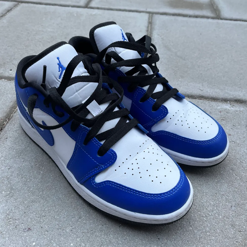 Säljer mina Air Jordan 1 Low ”Royal blue”, fåtal gånger använda därför i mycket bra skick. Beställde dem från Wavy kicks på instagram för 3099kr💙Har lådan kvar som skorna fraktas i.. Skor.