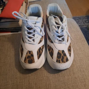 Skor - Skor använda en gång så gått som nya,