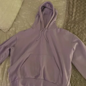 Weekday hoodie - Säljer denna sköna weekday hoodie,har en liten fläck på ena ärmen som man inte tänker på så mycket,