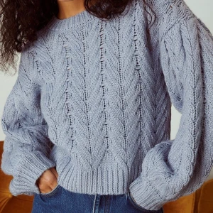 Blå stickad tröja - Helt oanvänd stickad tröja från NA-KD med prislappenkvar i storlek S. Orginalpris: 429kr