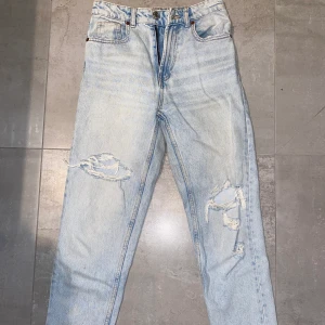 Blåa jeans m hål från zara - Jeans med hål från zara💙150kr