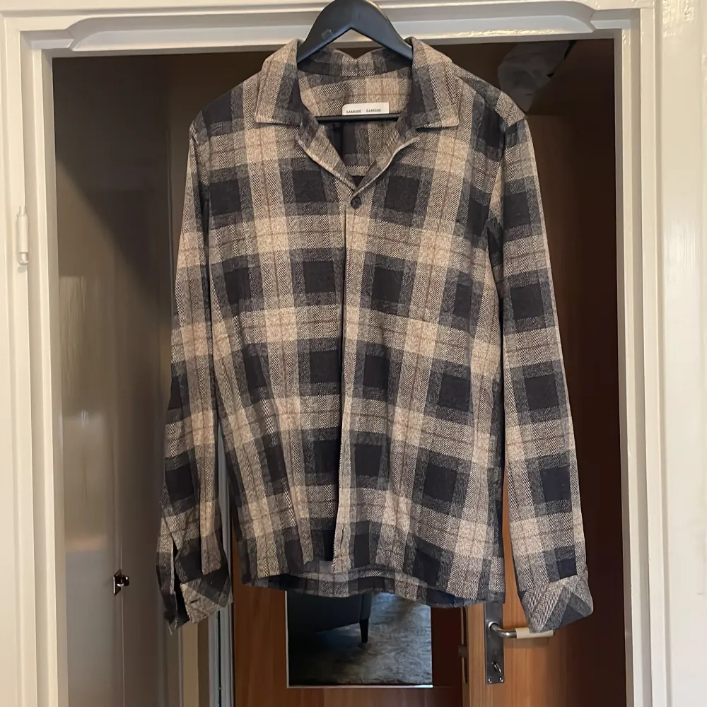 Säljer en grårutig overshirt från Samsoe Samsoe i storlek S. Knappt använd som ny. Nypris är 1299kr. Skjortor.