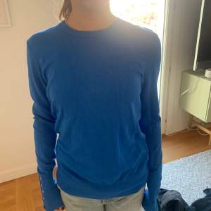 Jättefin blå tröja från zara💙storlek L men liten i storleken,skulle säga att den passar s ❤️