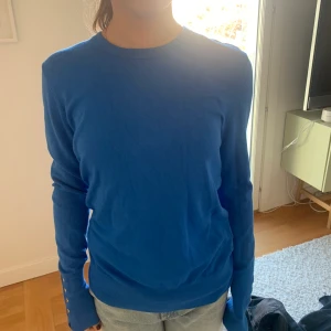 Stickad tröja - Jättefin blå tröja från zara💙storlek L men liten i storleken,skulle säga att den passar s ❤️