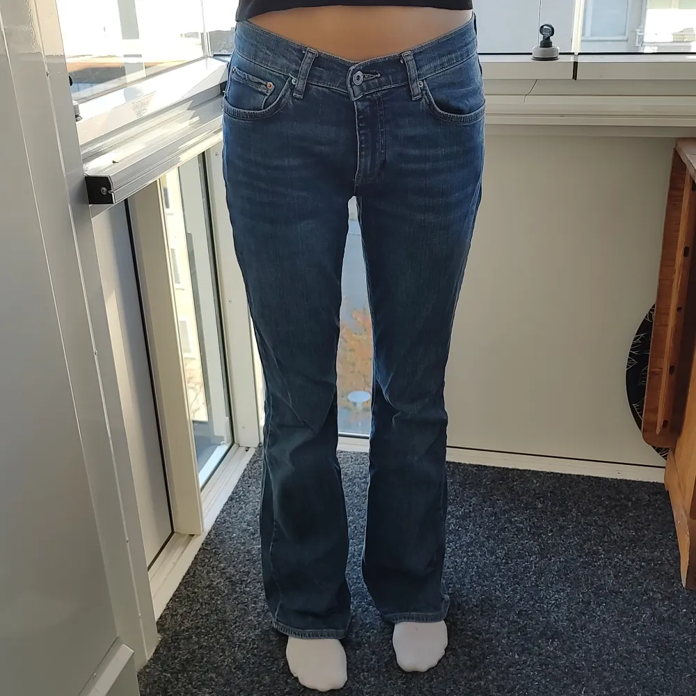 Fina lågmidjade Jeans från Gina Tricot i storlek 34, är lite stora i storleken så passan även om man har 36. Jeans & Byxor.