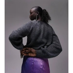 Grå stickad tröja - Helt ny jättefin stickad tröja. Perfekt för hösten. Nypris 400kr