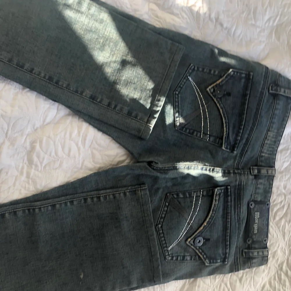 Säljer dessa as balla jeans pga att de inte passar mig🥲 köpta  på Plick och av mig testade bara en gång. De passa bra i längden men för stora i midjan (jag är 160)  tveka inte på att ställa frågor!❤️midjemått: 80cm Innerbenes längd: 72cm Yttre ben: 92cm. Jeans & Byxor.