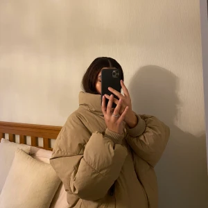 Zara - Beige puffer jacka perfekt att ha i garderoben till de kalla vädret. Har endast använt den några gånger och är fortfarande i nytt skick.