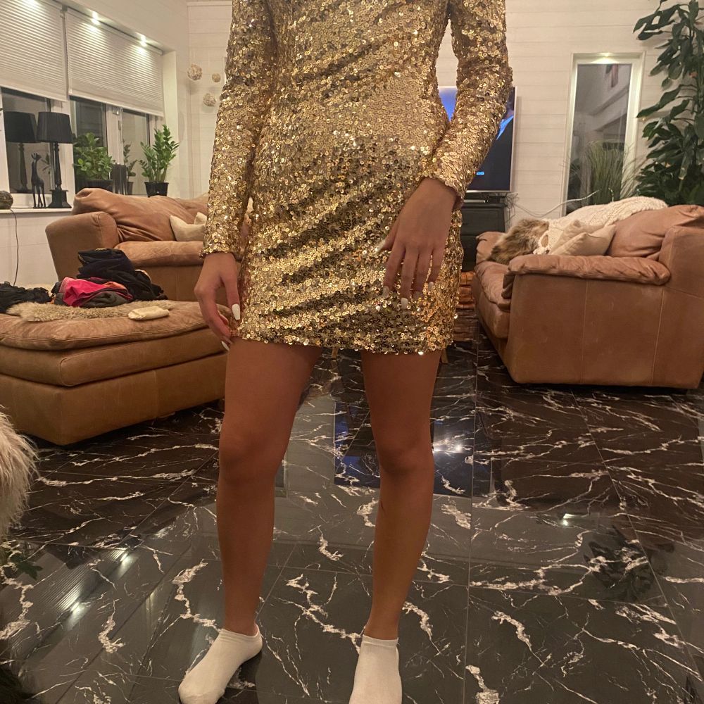 Guld En guld paljet klänning från Nelly | Plick Second Hand