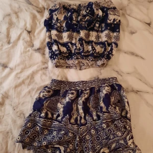 Topp och shorts - Gulligt set köpt i thailand för några år sedan. Inte använd särakilt mycket fint mönster med  elefanter på