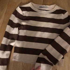 Randig zara,tröja - Superfin randig zara tröja. Endast använd en gång. Har ingen bild på hur den sitter på tyvärr. Frakt tillkommer på 50kr.