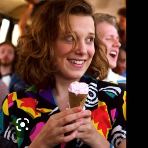 Halloween Stranger Things Eleven (Elle) jumpsuit - Halloween utklädnad Eleven från Stranger Things, använd en gång och är i fint skick! Väldigt välsydd utklädnad i bra kvalitet (byxorna har fickor) och passformen var som förväntad enligt måttguiden på bilden 🙂 byxdressen är tvådelad. Köpt för 490kr