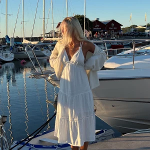 Kofta från & other stories - Vit kofta från & other stories i storlek M/L (liten i storleken). Nypris 900kr mitt pris 400kr. I fint skick, endast tvättad en gång, använd 2-3 gg🌺