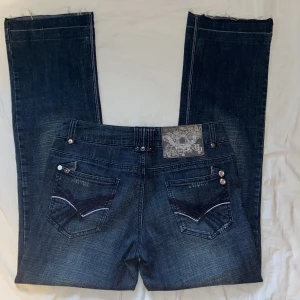 Lågmidjade jeans  - Snygga lågmidjade jeans. Har sprättat upp nedtill så dom passar bäst nån som är 170. Man kan sy upp igen då passar dom 160-165 ungefär. Midjemått: 80 cm || innerbenslängd: 84-85 cm (som uppsprättat)