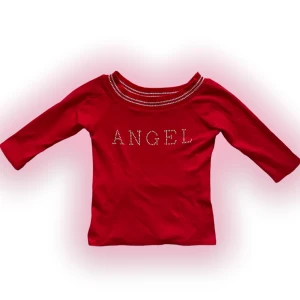 Y2k topp - Snygg lite off shoulder ish tröja med rhinestones text ”Angel”. Står ingen storlek men passar XXS/XS/S. Köparen står för frakt. ❤️