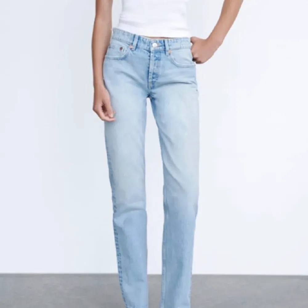 Ljusblå Zara mid rise jeans som är så fina men som tyvärr blivit för små. Inga defekter eller likadane, som nya!. Jeans & Byxor.