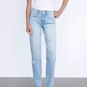Ljusblå Zara mid rise jeans som är så fina men som tyvärr blivit för små. Inga defekter eller likadane, som nya!