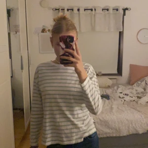 Randig tröja från Lager 157 - Har vuxit ur tröjan och tröttnat på den men den är i jätte bra skick och har inga skador!! Tröjan är Grön,Vit