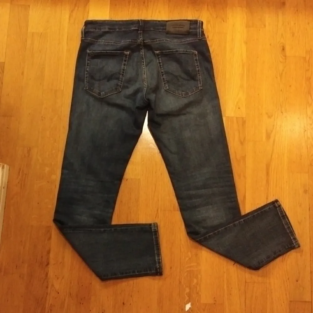 Mörk grå Jeans från jack & Jones. Litet använda och passar inte längre så säljer vidare. Tidigare pris var 900kr.. Jeans & Byxor.