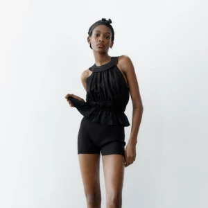 Zara topp - Säljer även denna fina svarta topp från zara, aldrig heller andvänd. Prislappen finns kvar på!❤️