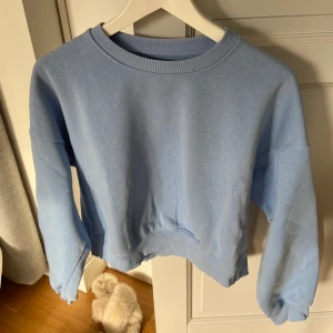 Blå sweatshirt - Blå sweatshirt från Lager 157. I strl XS/S. I gott skick. En liten fläck på ena mudden (se andra bilden). 30kr + frakt