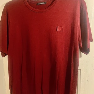 Acne T-shirt - Strlk M. Knappt använd. Toppen kvalitet! Pris kan diskuteras