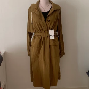 Kappa från zara - Helt ny kappa från Zara med originalvärde på 1000kr. Jag säljer den för 550kr. Kappan har band inuti så man kan förstora och förminska storleken vid midjan. Jättemysig inför hösten:) 