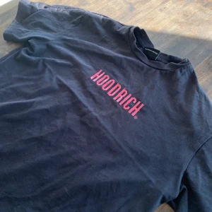 Hoodrich t-shirt - Hoodrich t-shirt med tryck back. Svart och röd. Vill bli av med den.