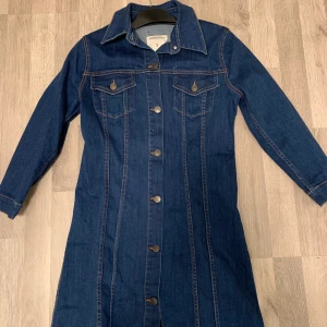 Jeansklänning från Zara!  - Svinsnygg jeansklänning från zara! 😫 Har tyvärr inte använt den då den inte passar mig 🥲 så hoppas den kommer till användning hos någon annan 💕☺️