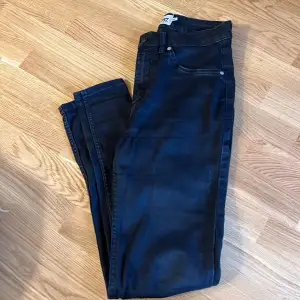Svarta jeans storlek M 