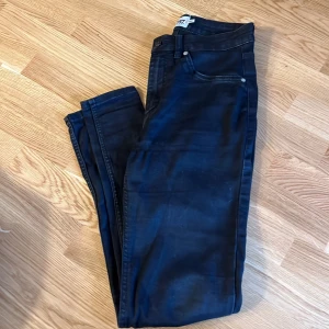 Jeans  - Svarta jeans storlek M 