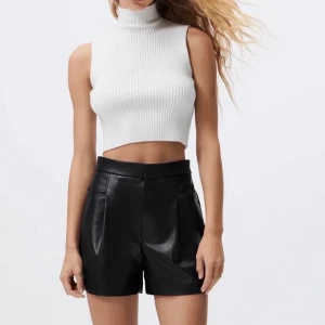 Skinn shorts zara - Jätte fina skinn shorts från zara💗 säljer för 200 kr 💗 kan mötas upp eller frakta, tryck inte på köp nu👌❤️ kontakta för fler bilder