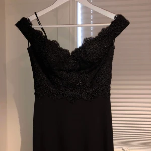 Balklänning  - Långklänning i fint skick från dressroomlinne! Är i storlek 2 vilket motsvarar xs-s men materialet nertill är väldigt stretchigt