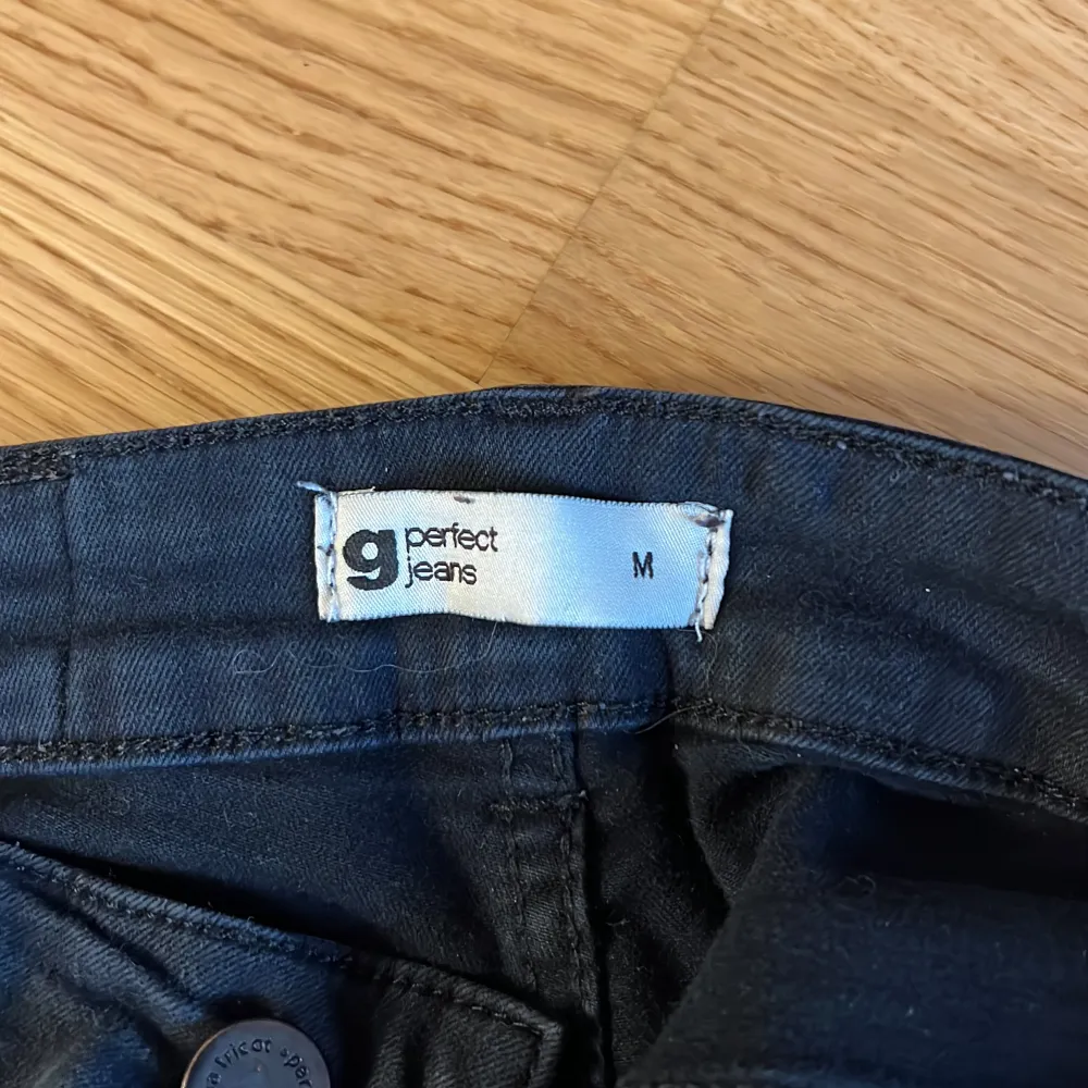 Svarta jeans utsvängda från Gina tricot Dem är använda men går att använda mer . Jeans & Byxor.