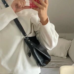 Handväska / Axelväska / Shoulder Bag - Säljer min fina svarta axelväska som inte kommit till användning 🥰 Bra rymlig storlek!