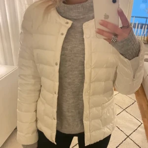 jacka - vit jacka från stadium, aldrig användt